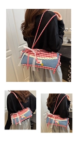 Détail de la broderie cerise sur sac bandoulière denim et vichy avec dentelle