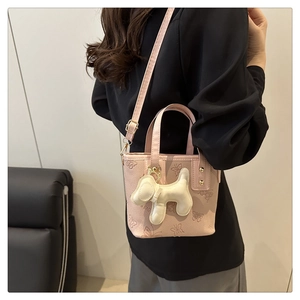 Mini bolso rosa con textura de mariposa en relieve y adorable colgante de perrito