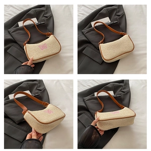 Vues détaillées du sac en paille beige avec broderie papillon rose et bandoulières marron