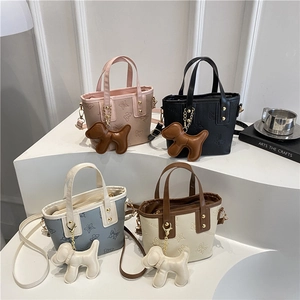 Bolsos bombonera chic con relieve de mariposa y lindos dijes en cuatro colores