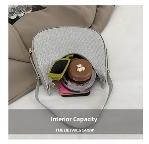 Vue intérieure du sac croissant montrant sa capacité pour lunettes et cosmétiques