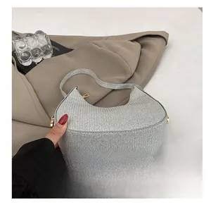 Détail du sac hobo argenté avec texture pailletée et fermeture éclair en métal doré