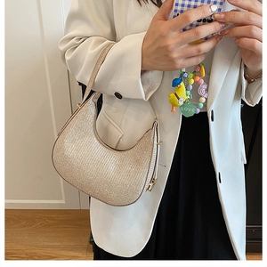 Gros plan du sac hobo doré à paillettes montrant le tissu brillant et la forme de lune