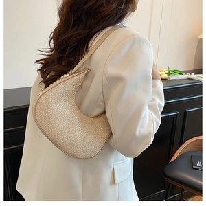 Détail du sac hobo à paillettes dorées avec bandoulière fine et texture scintillante