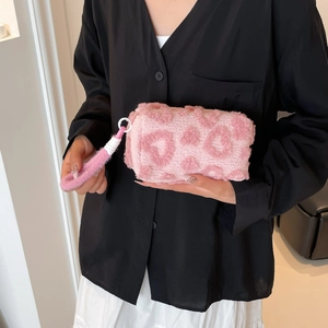 Bolsa de maquillaje rosa de felpa con relieve de corazones y asa de piel sintética