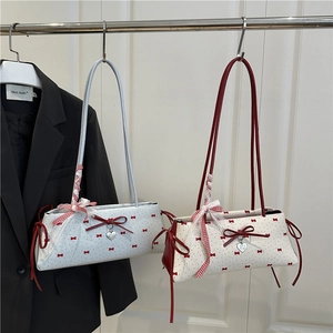 Sacs portés épaule style balletcore avec nœuds rouges et breloques cœur en blanc et crème