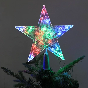Funkelnde Weihnachtsbaumspitze als Stern mit bunten LED-Lichtern und Prismenstruktur