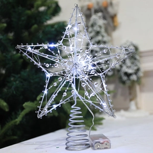 Silberner hohler Stern-Christbaumständer mit Perlen und kaltweißen LED-Lichtern auf Tanne