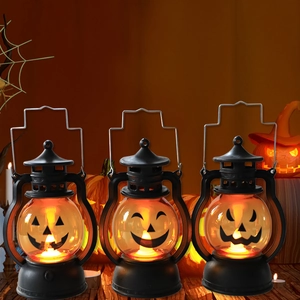 Τρία φαναράκια κολοκύθας LED για το Halloween με μαύρο πλαίσιο και ζεστό φως σε ξύλο