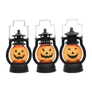 Τρία πορτοκαλί φανάρια LED κολοκύθας Halloween με διαφορετικά πρόσωπα σε λευκό φόντο