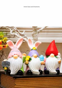 Tre gnomi pasquali in resina con orecchie di coniglio e uova colorate su libri d'epoca