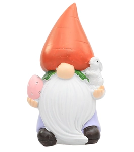 Dettaglio gnomo di Pasqua con cappello a carota, uovo rosa e piccolo coniglio bianco