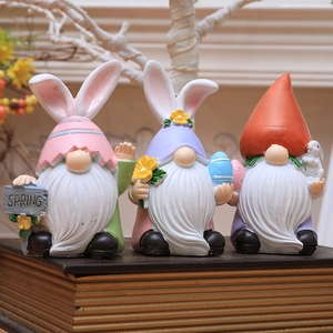 Statuetta in Resina di Gnomo di Pasqua Con Orecchie di Coniglio Con Carota Uovo di Pasqua Decorazione Desktop per la Casa
