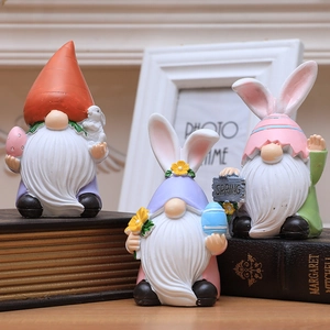 Gnomi di Pasqua in resina con orecchie di coniglio e decori primaverili per la tavola