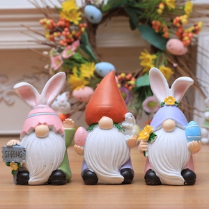 Tre statuette di gnomi pasquali con orecchie da coniglio per decorazione domestica