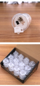 Nahaufnahme des LED-Teelicht-Batteriefachs und der 12-teiligen Produktverpackung aus Karton