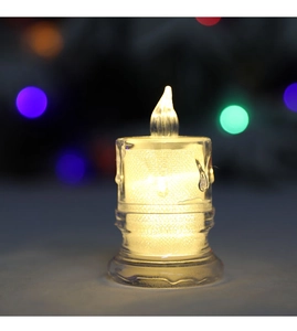 Nahaufnahme der LED-Kerzenlampe mit realistischem Tropfwachs-Design und warmem Flackerlicht