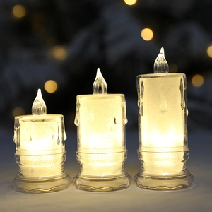 Drei LED-Säulenkerzen mit Wachstropfendetail und warmem Sternenlicht-Effekt