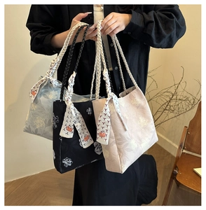 Trois sacs bandoulière en toile bleu, noir et rose avec imprimé fleuri et anses corde