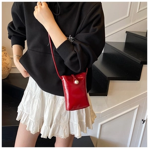 Sacoche pour téléphone en cuir verni rouge avec boucle perle et fine bandoulière