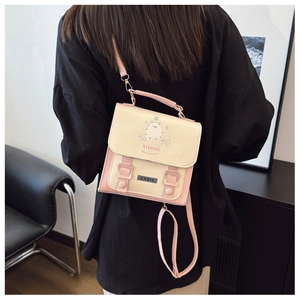 Détail du sac bandoulière rose et beige avec imprimé animal et boucles décoratives