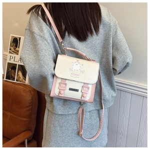 Sac bandoulière avec motif de chien et sangle rose dans une scène de vie réelle