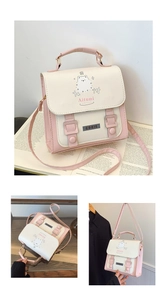 Détail du sac à bandoulière rose et blanc avec motif d'ours et lettres du logo