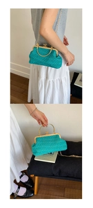 Λεπτομέρεια vintage τυρκουάζ τσάντας tweed με χρυσή κυκλική λαβή και κλείσιμο με κούμπωμα