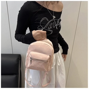 Dettaglio dello zaino mini rosa con texture opaca e logo AnTumi in rilievo