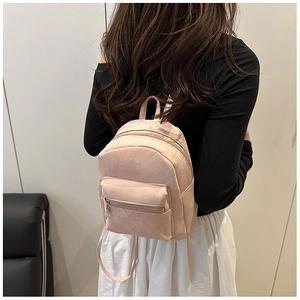 Rückansicht eines Models mit dem rosa Mini-Rucksack aus mattem Material und Tragegriff