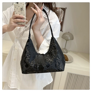 Detailaufnahme einer schwarzen Hobo-Tasche mit Schlangenleder-Struktur und Halbmondform