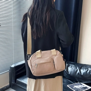 Borsa a cuscino in nylon beige con tasche multiple e tracolla larga per uno stile casual