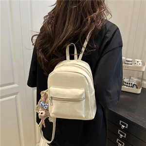 Mini-Rucksack aus cremefarbenem Kunstleder für Damen mit süßem Plüschbären-Anhänger