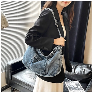 Nahaufnahme der Vintage gewaschenen Jeans-Umhängetasche mit funktionellen Nahtdetails