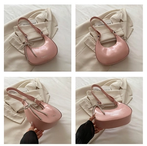 Sac hobo rose brillant avec texte Fashion blanc et accessoire nœud en perles