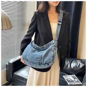 Detail der Vintage Hobo-Tasche aus gewaschenem Denim mit breitem Schultergurt