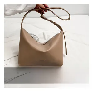 Comparaison de taille du sac cabas souple marron café avec un smartphone