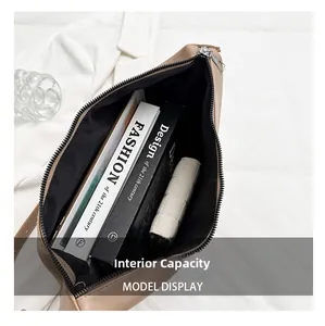 Vue intérieure du sac cabas kaki montrant sa grande capacité pour livres et portefeuille