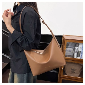 Détail du sac hobo en cuir marron avec bandoulière réglable et fermeture éclair