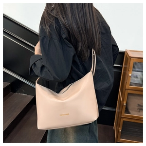 Détail du sac hobo beige avec lettrage doré Fashion & Bags et texture en cuir lisse