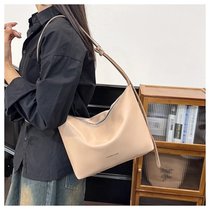 Détail du grand sac cabas beige avec logo FASHION & BAGS et bandoulière réglable