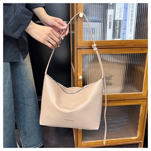 Détail du cabas minimaliste en cuir beige avec logo Fashion & Bags sérigraphié