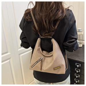 Bolso tote con patrón de espiga marrón y beige llevado al hombro para mujer joven