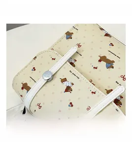 Détail du sac à dos beige avec imprimé teckel et fermoir magnétique en argent