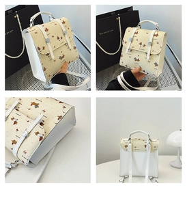 Détails d'un mini sac à dos en cuir blanc avec imprimé chien cartoon et finitions argentées