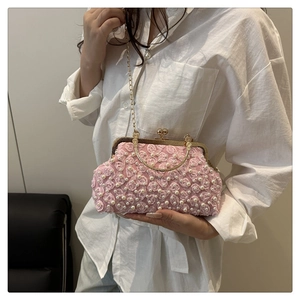 Dettaglio borsa da sera rosa con rose in tessuto 3D, perline e chiusura in metallo oro