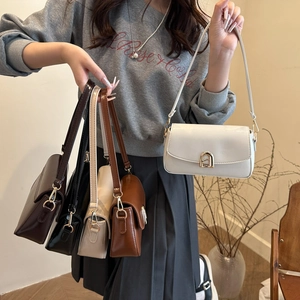 Sac bandoulière rétro en similicuir avec boucle dorée en cinq couleurs assorties