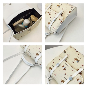 Détail de la capacité intérieure montrant des objets quotidiens dans ce mini sac à dos