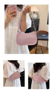 Vue détaillée d'un sac baguette à paillettes roses avec texture brillante et zip