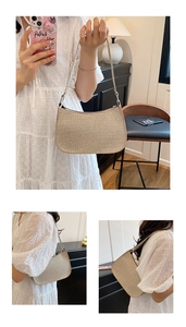 Détail du sac baguette à paillettes doré champagne avec bandoulière et forme demi-lune